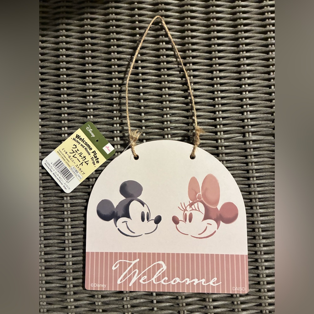 Disney/Mickey and Minnie. “Welcome” Plaque w/ Natural Brown Finish. Brand new.